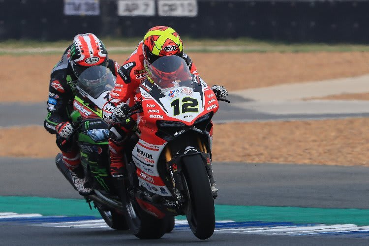 Javier Fores konnte Jonathan Rea am Ende nicht hinter sich halten