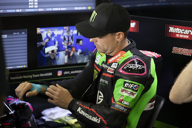 Alex Lowes mit bandagierter rechter Hand