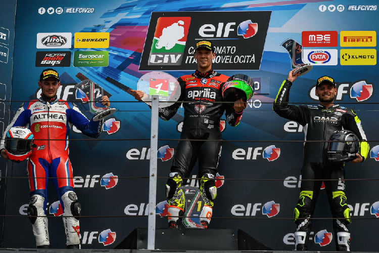 Lorenzo Gabellini (links) stand gemeinsam mit den beiden ehemaligen WM-Piloten Savadori und Delbianco auf dem Podium