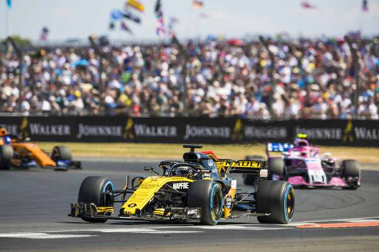 Nico Hülkenberg in Silverstone vor Esteban Ocon (Force India) und Fernando Alonso (McLaren)