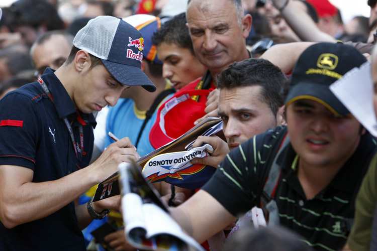 Auch Alonso-Fans erhalten ein Autogramm