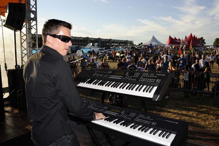 Erstaunlich, dass James Toseland überhaupt noch Piano spielen kann