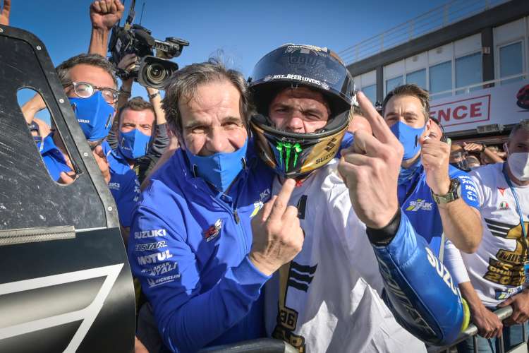 Davide Brivio feiert seinen Weltmeister Joan Mir