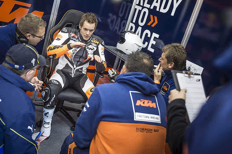Mika Kallio mit der KTM-Crew beim Test in Valencia