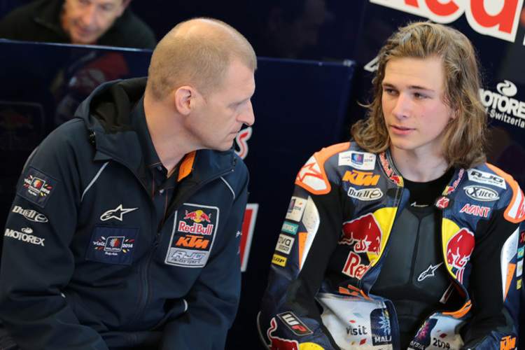 Aki Ajo mit Moto3-Pilot Karel Hanika