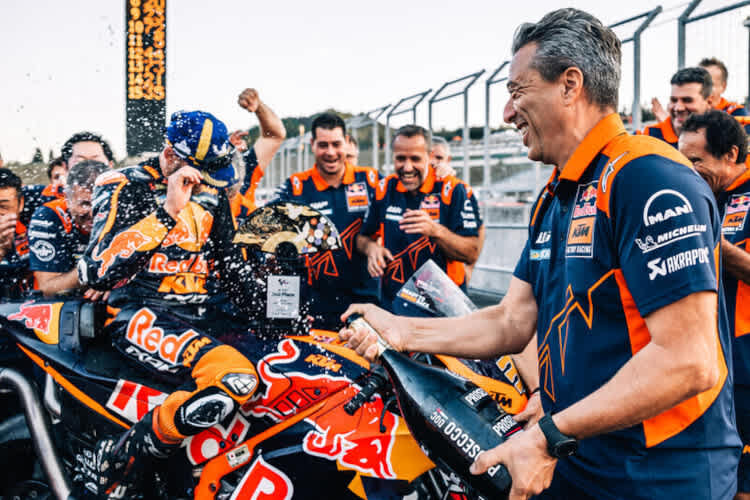 Francesco Guidotti mit der Prosecco-Dusche für Brad Binder