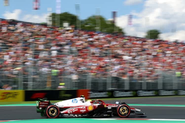 Lewis Hamilton glänzte in seinem ersten Monza-Trainingseinsatz in Rot mit der Bestzeit