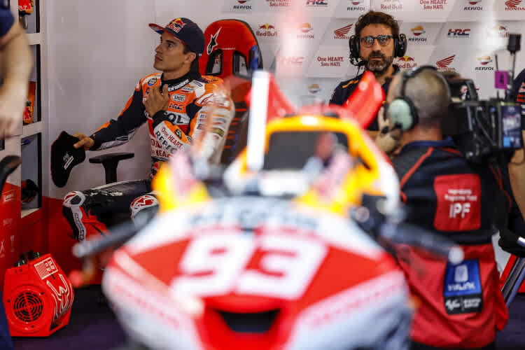 Marc Márquez mit Crew-Chief Santi Hernández in der Box