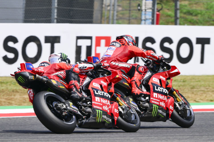 Ein Sinnbild: Pecco Bagnaia liegt hinter Marc Marquez