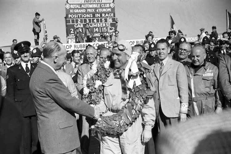 Nino Farina nach seinem Sieg in Silverstone 1950