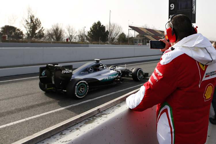 Auch Ferrari ist brennend daran interessiert, was Mercedes-Benz so macht