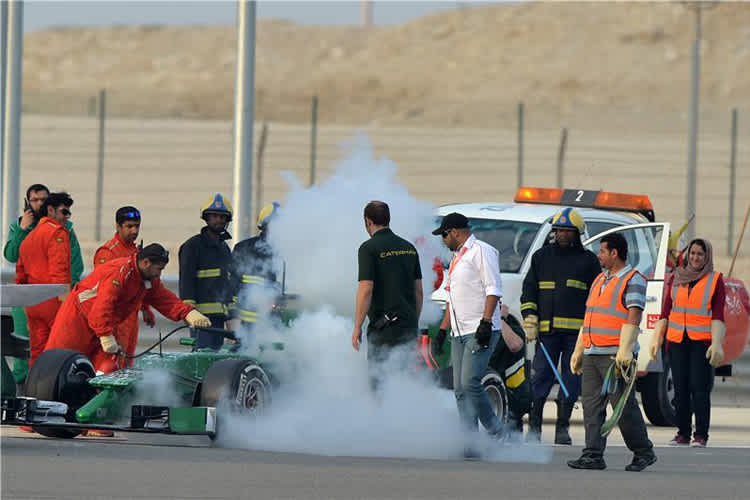 Typische Szene im vergangenen Testwinter: Probleme bei Renault