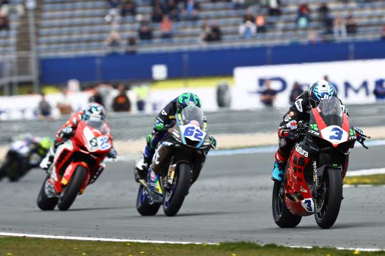 Ein Sinnbild: Ducati liegt vor Yamaha