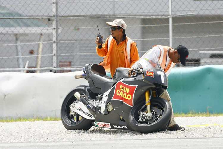 Simoncellis Honda musste schwer beschädigt abtransportiert werden