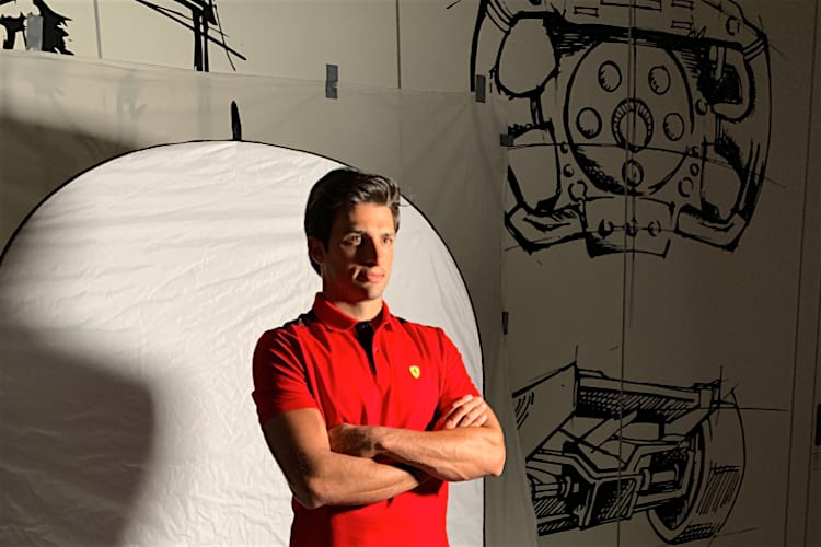 Carlos Sainz bei einem Fototermin in Maranello