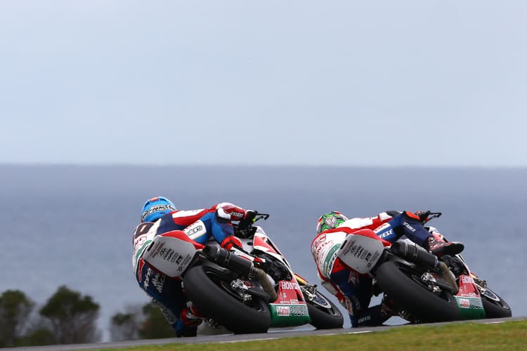 Michael van der Mark und Nicky Hayden im Parallelflug