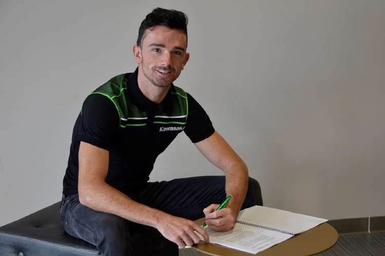 Glenn Irwin zeigte sich bei der Vertragsunterzeichnung bereits in der neuen Teamkleidung