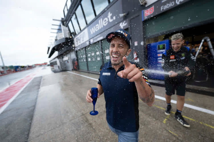 Andrea Dovizioso: Sektdusche von Markenkollege Fabio Quartararo
