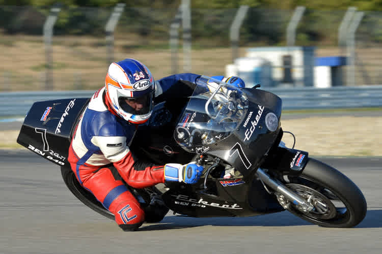 Jochen Schmid wird in Hockenheim eine Honda RC 30 einsetzen