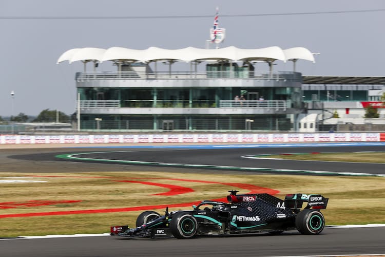 Lewis Hamilton 2020 vor dem Klubhaus des BRDC