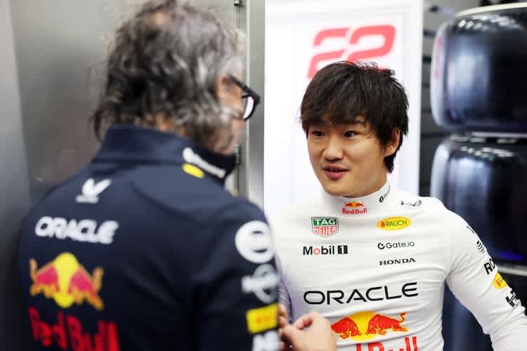 Yuki Tsunoda mit Red Bull Racing-Teamchef Laurent Mekies