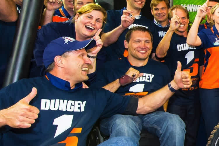 Heinz und Hannes Kinigadner feiern in Houston mit Ryan Dungey den Sieg der Supercross-WM