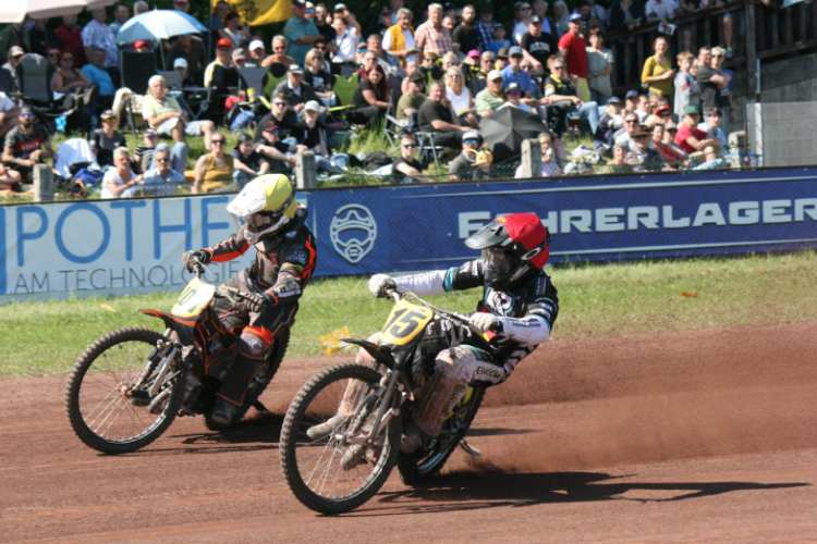 Zach Wajtknecht (li.) gegen Erik Riss