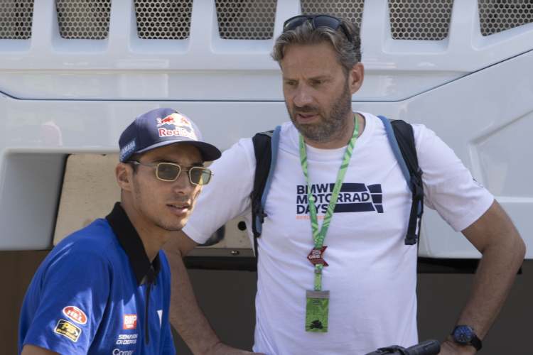 Toprak Razgatlioglu (li.) mit BMW-Rennchef Marc Bongers