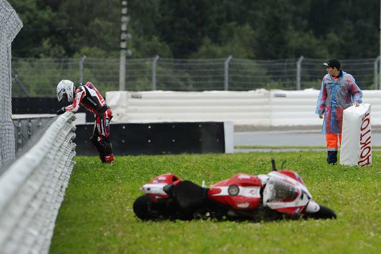 Carlos Checa musste sich nach seinem Sturz sammeln
