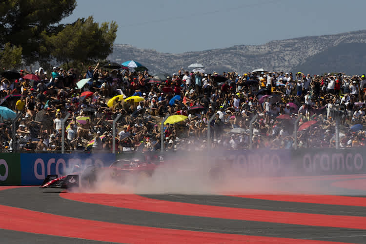 Charles Leclerc wirft einen möglichen Sieg weg