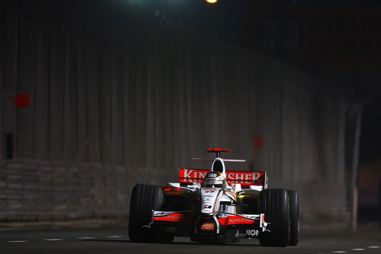Adrian Sutil auf dem Stadtkurs von Singapur