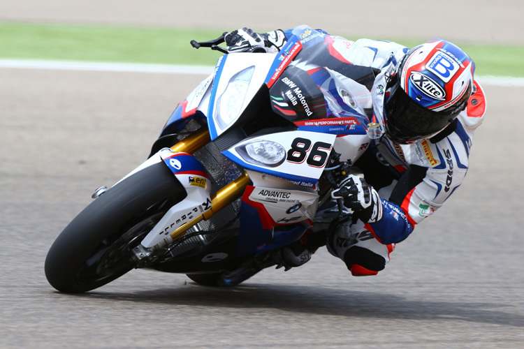 Ayrton Badovini zeigt, was die BMW S1000RR kann