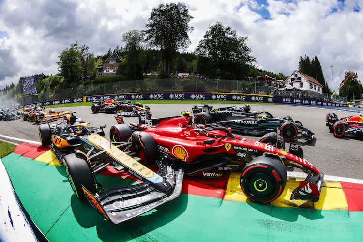 Oscar Piastri gegen Carlos Sainz in der ersten Kurve des Belgien-GP