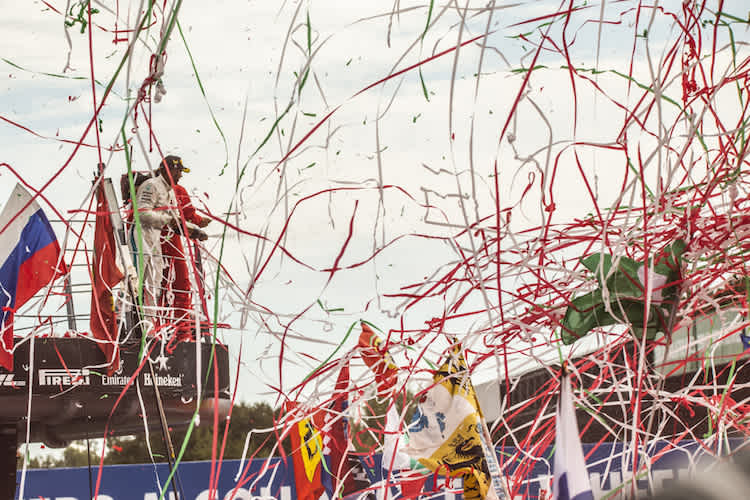 Lewis Hamilton feiert seinen Sieg