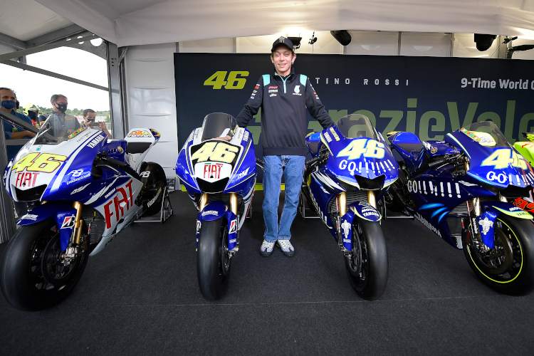 Valentino Rossi mit seinen Yamaha-Weltmeister-Bikes von 2009, 2008, 2005 und 2004