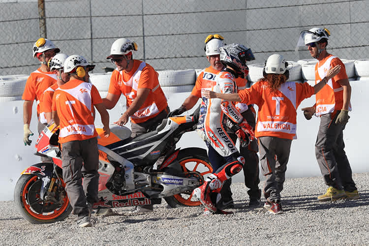 Hinter dem Kiesbett kommt die Streckenbegrenzung