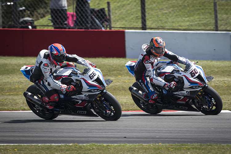 Tom Sykes (li.) gegen Michael van der Mark