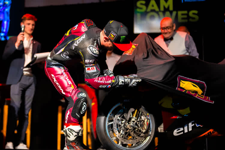 Das Team Elf Marc VDS Ducati präsentierte sich in einem Schloss