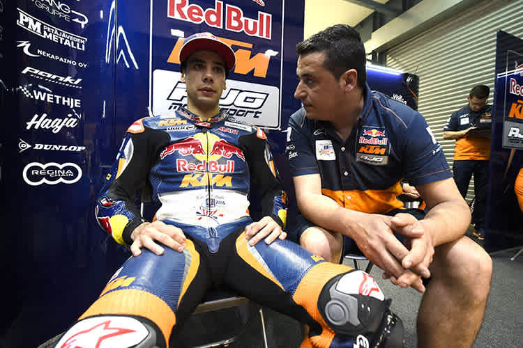 Miguel Oliveira in der Box des Teams Red Bull KTM Ajo