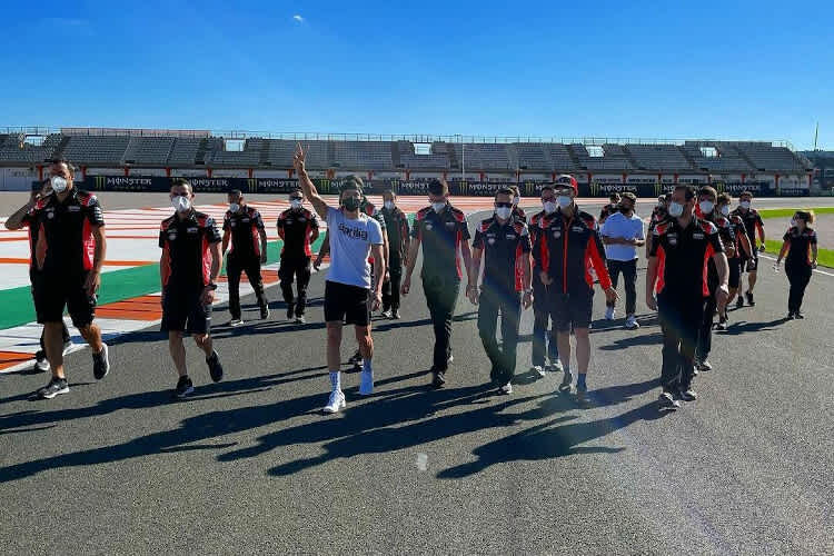 Die Aprilia-Truppe beim gemeinsamen Track-Walk 