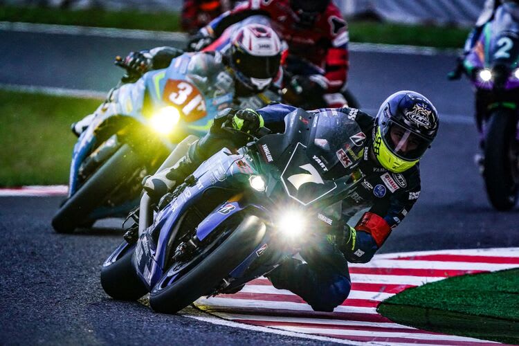 Karel Hanika auf der Yamaha R1