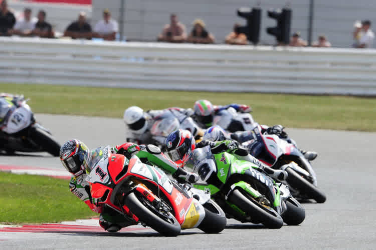 Max Biaggi hatte im ersten Rennen ungewohnte Gesellschaft