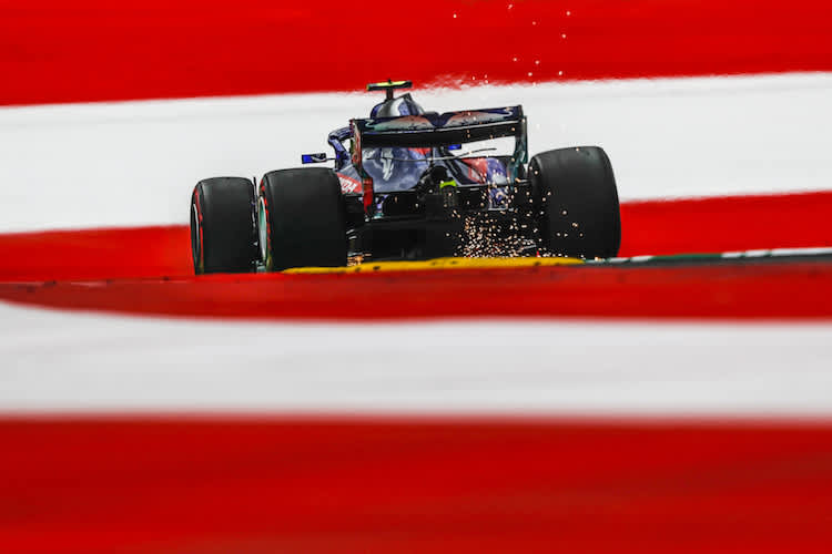 Das kann ins Auge gehen: Am Trainingsfreitag sorgte der Ritt über die Randsteine für einigen Schrott