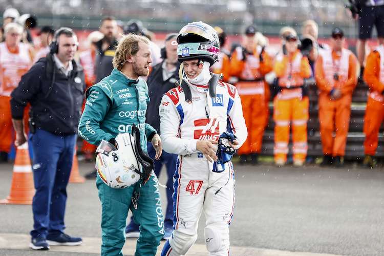 Sebastian Vettel gratuliert Mick Schumacher zu seinen ersten Punkten