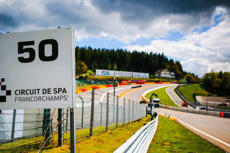 Anfangs wird es in Spa-Francorchamps recht freundlich, dann aber kommen Wolken und Regen