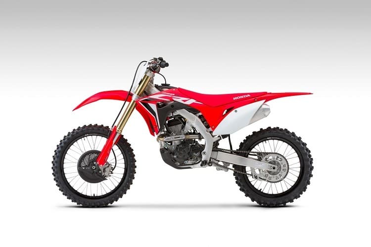 Honda CRF 250 R: Mit der 450er identisches Rahmenlayout, zahlreiche Modifikationen an den Leistungsteilen des Motors