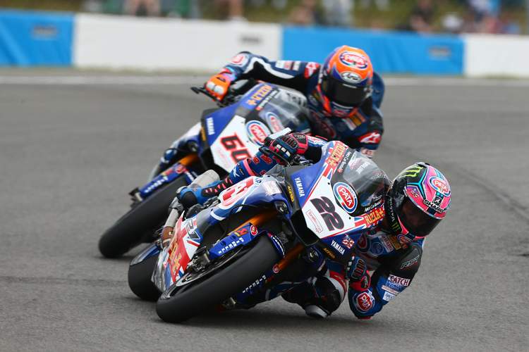 Die Yamaha-Werksfahrer Alex Lowes (22) und Michael van der Mark