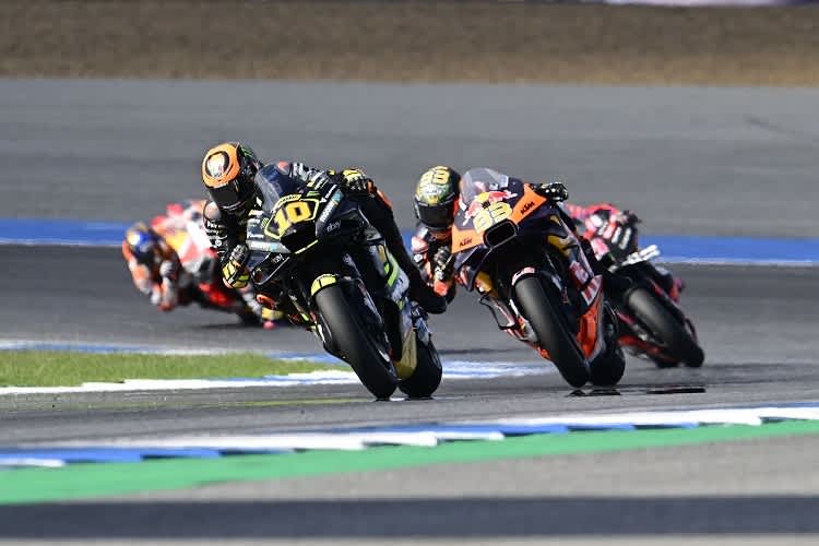 Rundenlang konnte sich Luca Marini (Ducati, 10) der Angriffe von KTM-Fahrer Brad Binder erwehren, bis dieser schliesslich vorbeizog