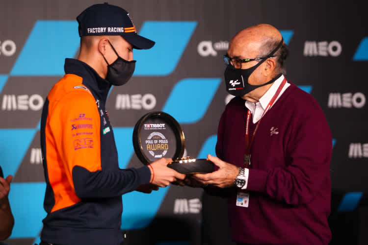 Raul Fernandez wurde von Carmelo Ezpeleta geehrt