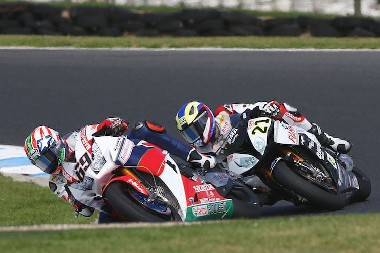 Nicky Hayden (69) bekam gegen Rennende Besuch von Markus Reiterberger (21)